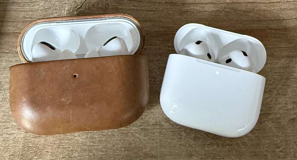 AirPods Pro (po lewej) i AirPods 4 (po prawej). Nowe słuchawki są znacznie mniejsze.