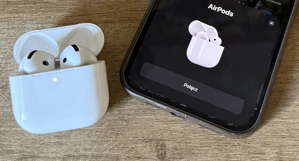 AirPods 4 pozwala na szybkie parowanie z urządzeniami Apple.