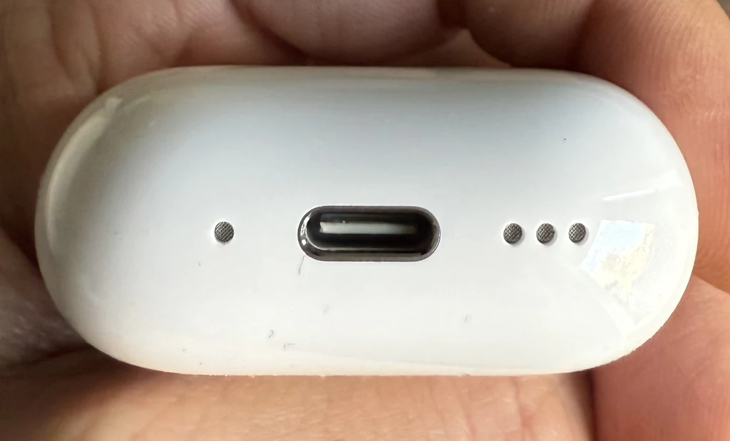 Etui ładujące z AirPods 4 ma złącze USB C i głośniczek dla funkcji Znajdź.