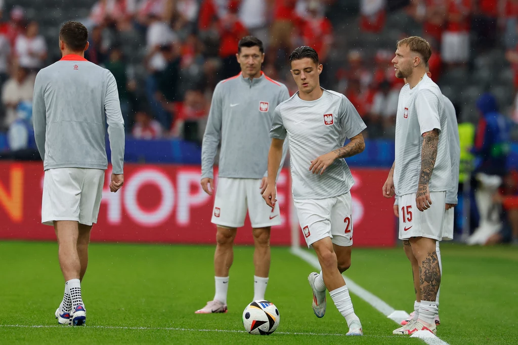 Kacper Urbański (przy piłce), obok Tymoteusz Puchacz, z tyłu Robert Lewandowski Kacper Urbański (przy piłce), obok Tymoteusz Puchacz, z tyłu Robert Lewandowski