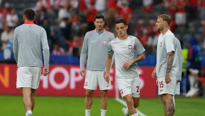 Kacper Urbański (przy piłce), obok Tymoteusz Puchacz, z tyłu Robert Lewandowski