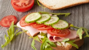 Kolacja powinna być lekkostrawna, a posiłek nie powinien być obfity