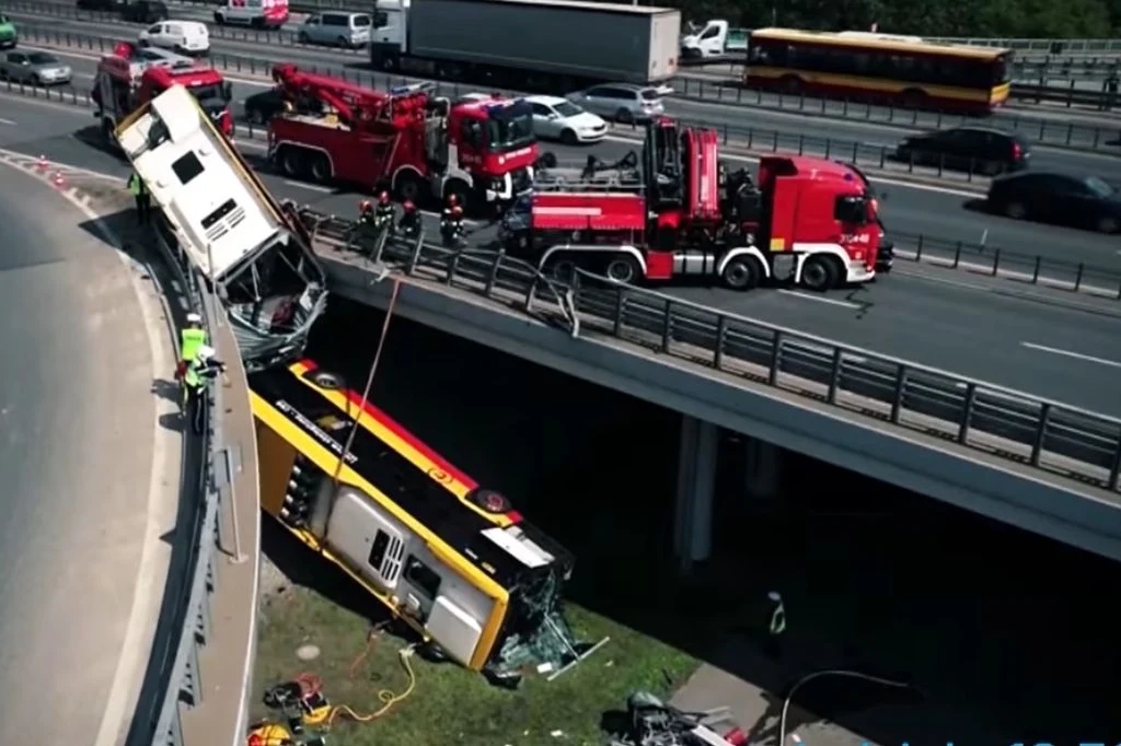 Wypadek na moście Grota-Roweckiego w Warszawie w 2020 roku. Autobus prowadził Tomasz U. 