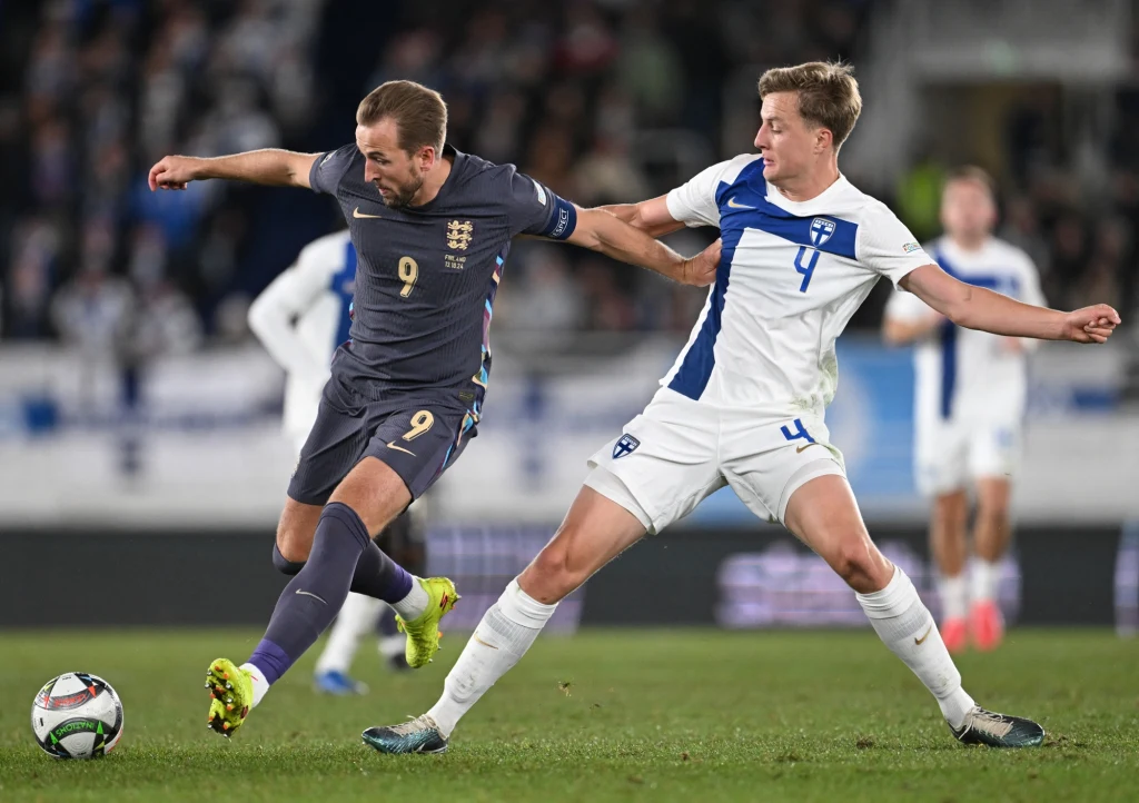Harry Kane (z lewej) tym razem bramki nie zdobył, ale Anglicy opuszczali Helsinki w dobrych nastrojach Harry Kane (z lewej) tym razem bramki nie zdobył, ale Anglicy opuszczali Helsinki w dobrych nastrojach