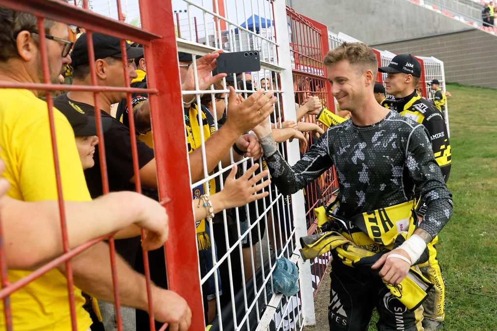 Ryan Douglas z kibicami po meczu Ryan Douglas z kibicami po meczu