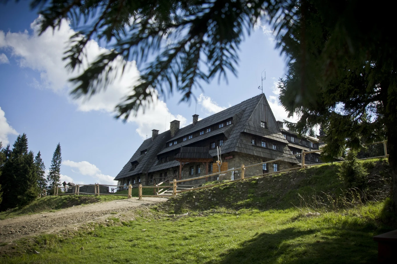 Turbacz to najwyższy szczyt Gorców. Prowadzi na niego wiele szlaków, przez co każdy znajdzie dla siebie idealną trasę.