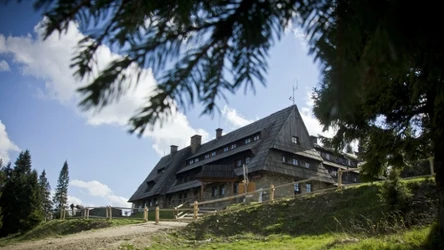 Turbacz to najwyższy szczyt Gorców. Prowadzi na niego wiele szlaków, przez co każdy znajdzie dla siebie idealną trasę.