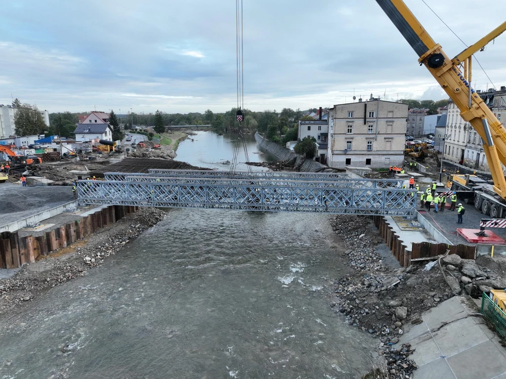 36 metrów i 48 ton. Tyle waży jedno przęsło wojskowego mostu tymczasowego w Głucholazach