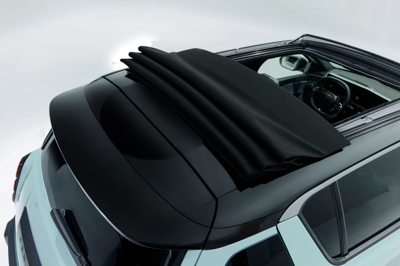 Renault 4 wyposażono w płócienny dach. To kolejne nawiązanie do przeszłości