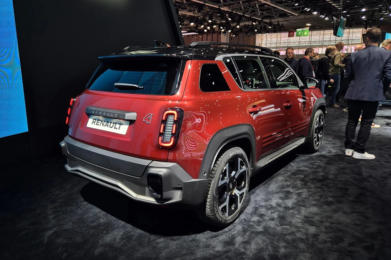 Renault 4 stylizacją nawiązuje do poprzedniego kultowego modelu o tej samej nazwie