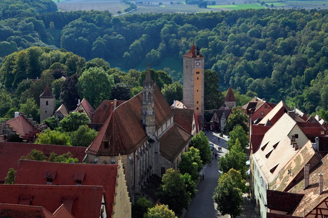 Rothenburg ob der Tauber jest malowniczo zlokalizowanym bawarskim miasteczkiem. Z wieży widokowej można podziwiać jego wspaniałą panoramę.