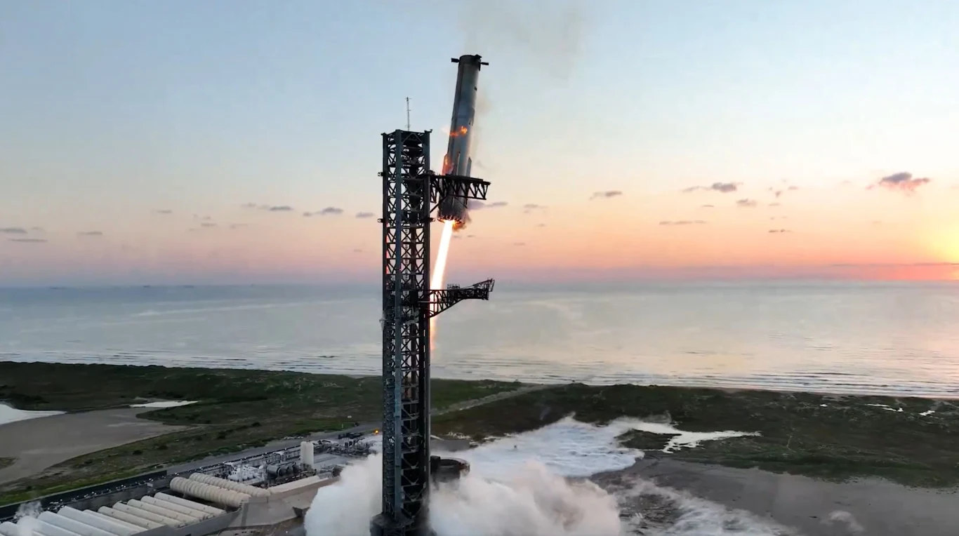 Mechazilla łapie powracający booster Super Heavy. To historyczne osiągnięcie! Mechazilla łapie powracający booster Super Heavy. To historyczne osiągnięcie!