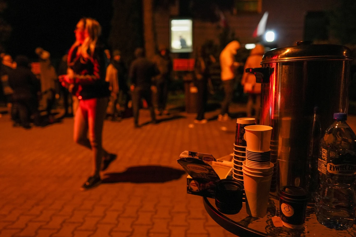 Kolejka do Obwodowej Komisji Wyborczej nr 148 w Jagodnie, we Wrocławiu. Mieszkańcy rozdawali ciepłe jedzenie, napoje oraz przekąski osobom czekającym do późnych godzin na oddanie głosu