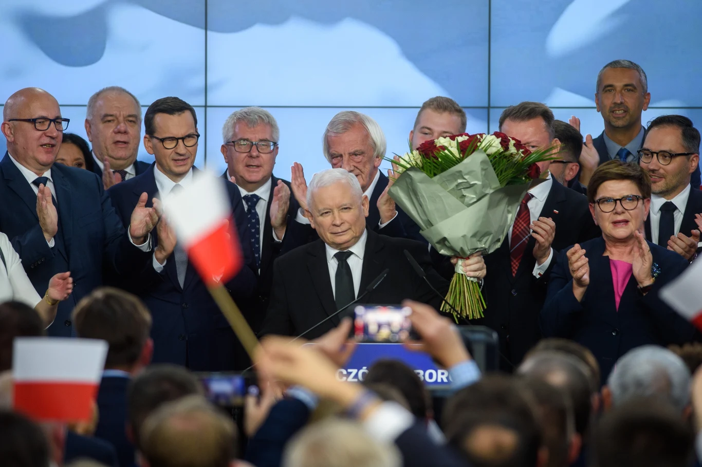 Wieczór wyborczy Prawa i Sprawiedliwości. Partia Jarosława Kaczyńskiego wygrała wybory z wynikiem 35,38 proc., jednak nie uzyskała większości w Sejmie RP