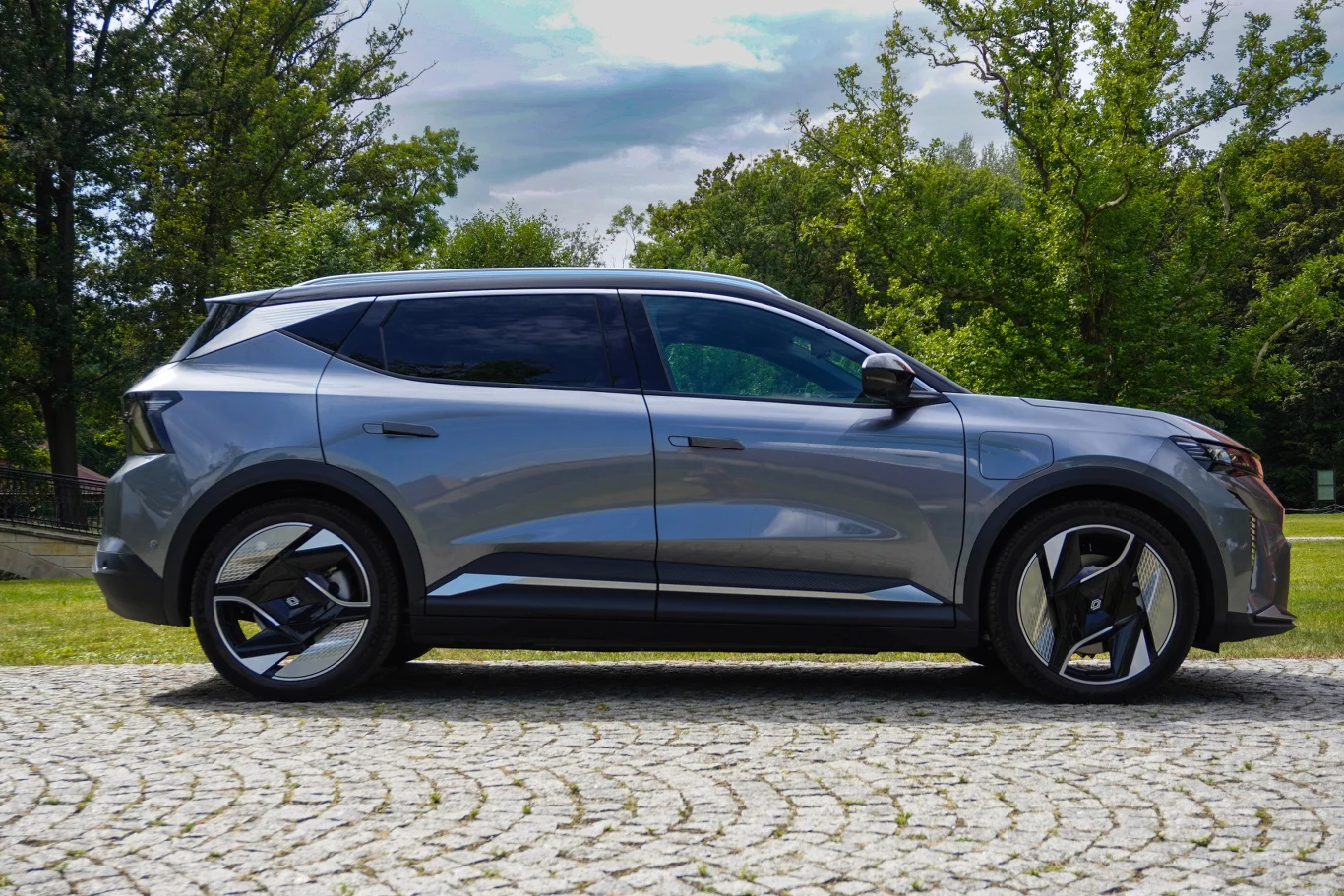 Nowy Renault Scenic niejest już minivanem. To rodzinny crossover z napędem elektrycznym