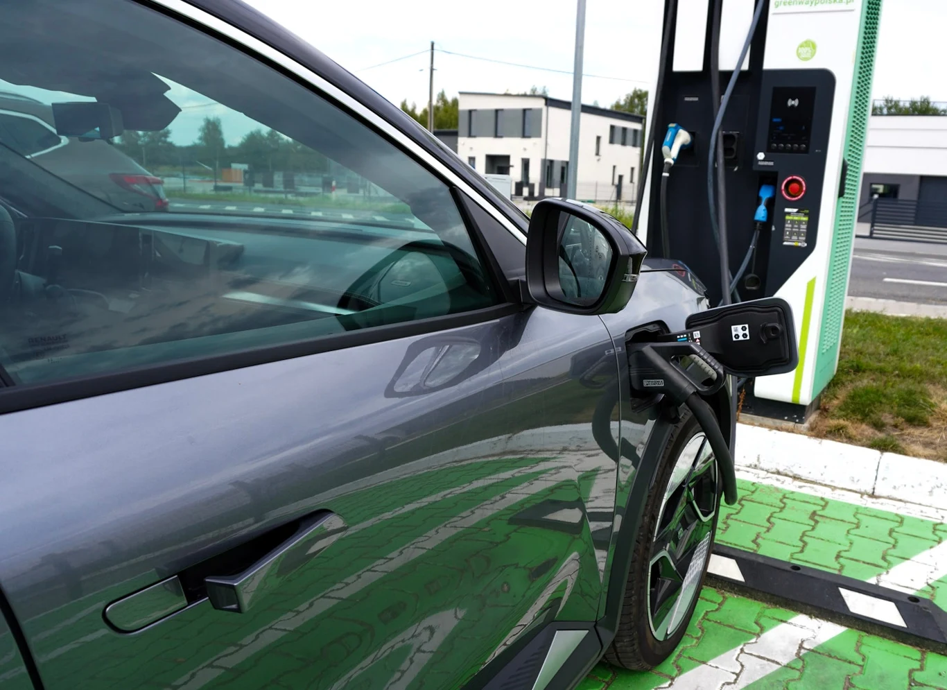 Na szybkich ładowarkach Scenic E-Tech w wersji long range jest w stanie ładować się z prędkością 150 kW/h