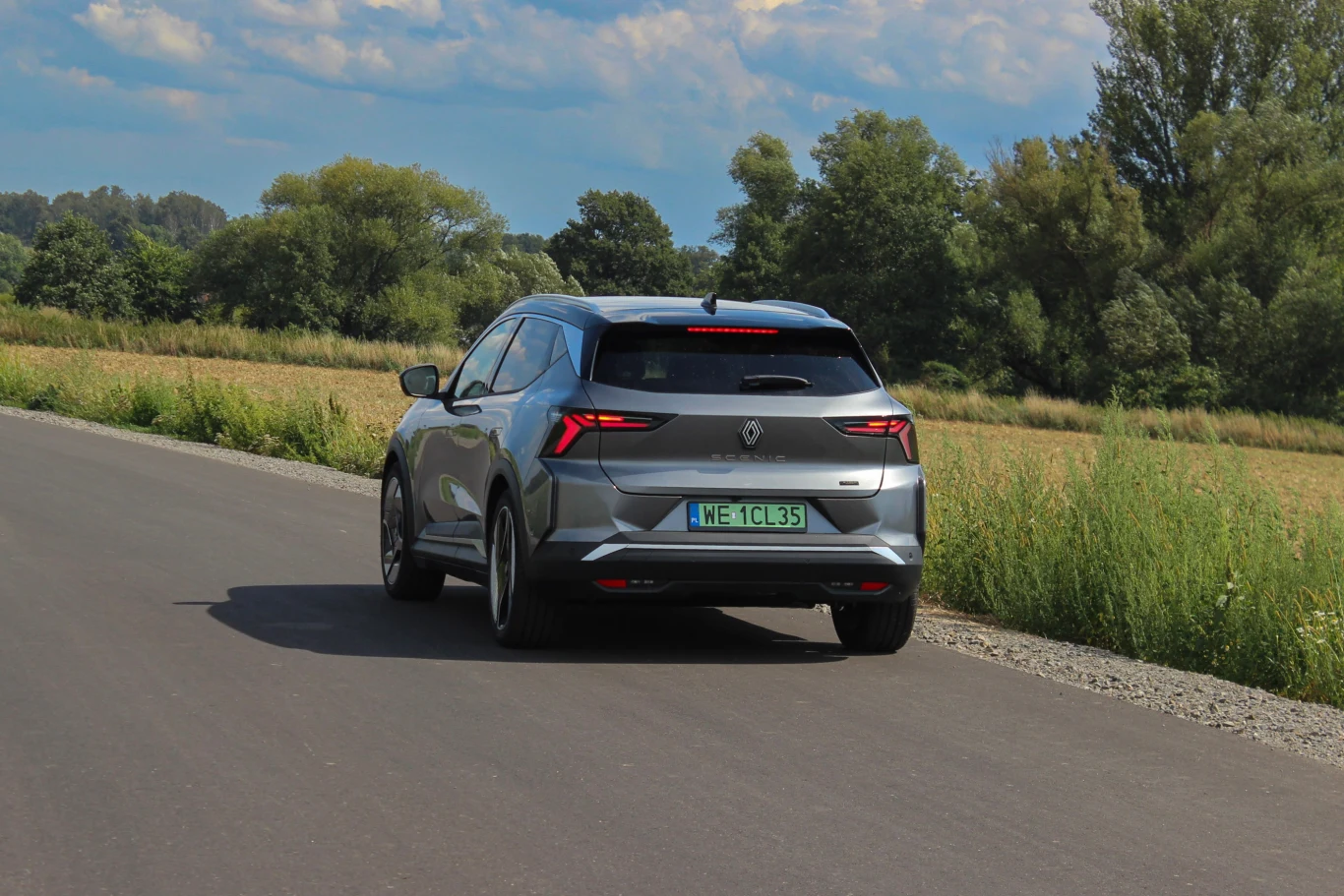 Zasięg Renault Scenic E-Tech jest imponujący. W prawdziwym ruchu na jednym ładowaniu bez peroblemu przejedziemy ponad 450 km