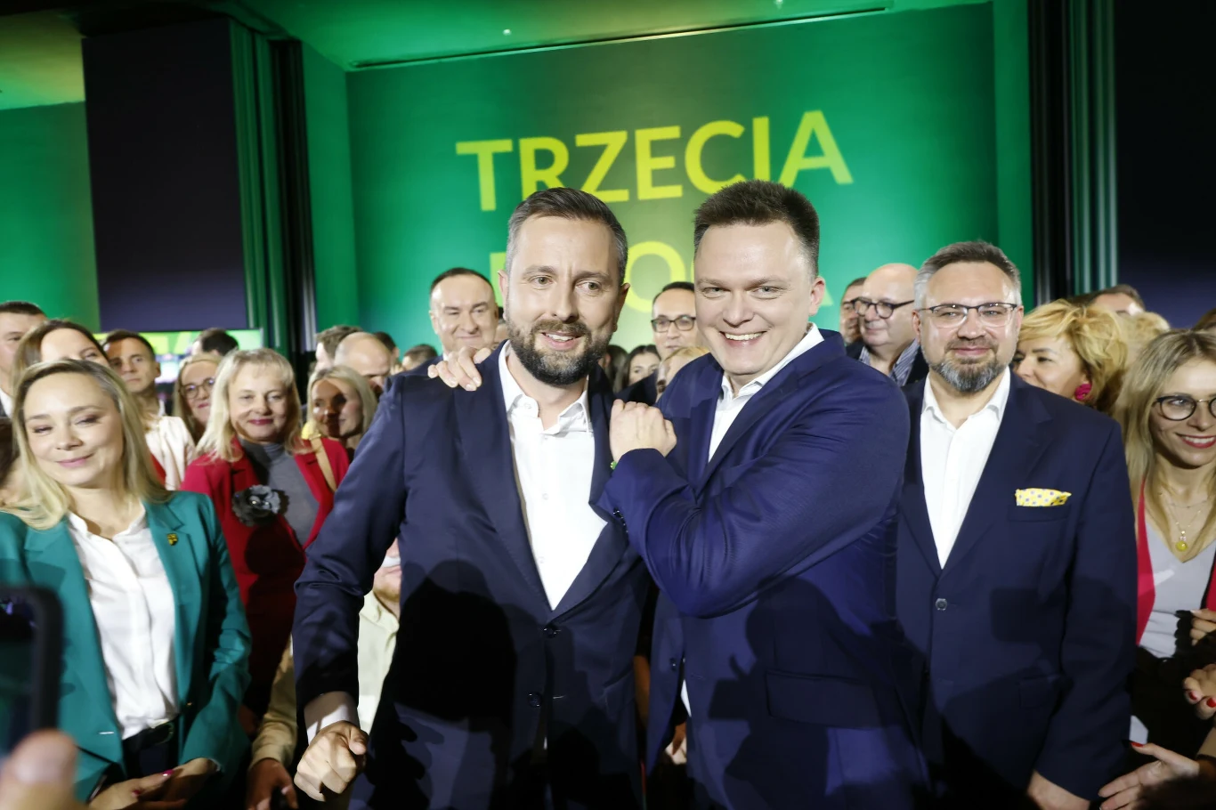 Wieczór Wyborczy Trzeciej Drogi. Radość szefów koalicji, Szymona Hołowni (Polska 2050) oraz Władysława Kosiniaka-Kamysza (PSL), po osiągnięciu trzeciego wyniku wyborczego (14,4 proc.)