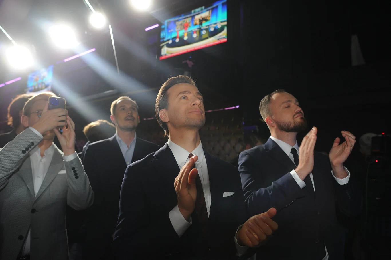 Wieczór wyborczy Konfederacji. Krzysztof Bosak (na środku), jeden z liderów komitetu, który osiągnął piąty wynik w wyborach parlamentarnych 2023 (7,16 proc.)