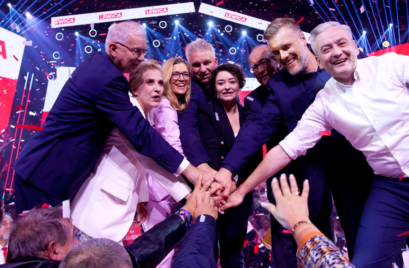 Wieczór wyborczy Lewicy. Liderzy koalicji, Waldemar Witkowski (Unia Pracy), Joanna Scheriung-Wielgus (Nowa Lewica), Magdalena Biejat (Lewica Razem), Wojciech Konieczny (PPS), Anna Maria Żukowska (Nowa Lewica), Włodzimierz Czarzasty (Nowa Lewica), Adrian Zandberg (Lewica Razem) oraz Robert Biedroń (Nowa Lewica) świętują czwarty wynik w wyborach parlamentarnych 2023 (8,61 proc.)
