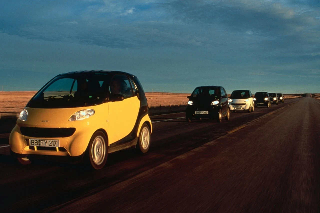 Smart Fortwo dostępny jest ze skrzynią automatyczną lub taką, w której biegi trzeba zmienić samemu na wyższe, a redukcja dzieje się samoistnie.