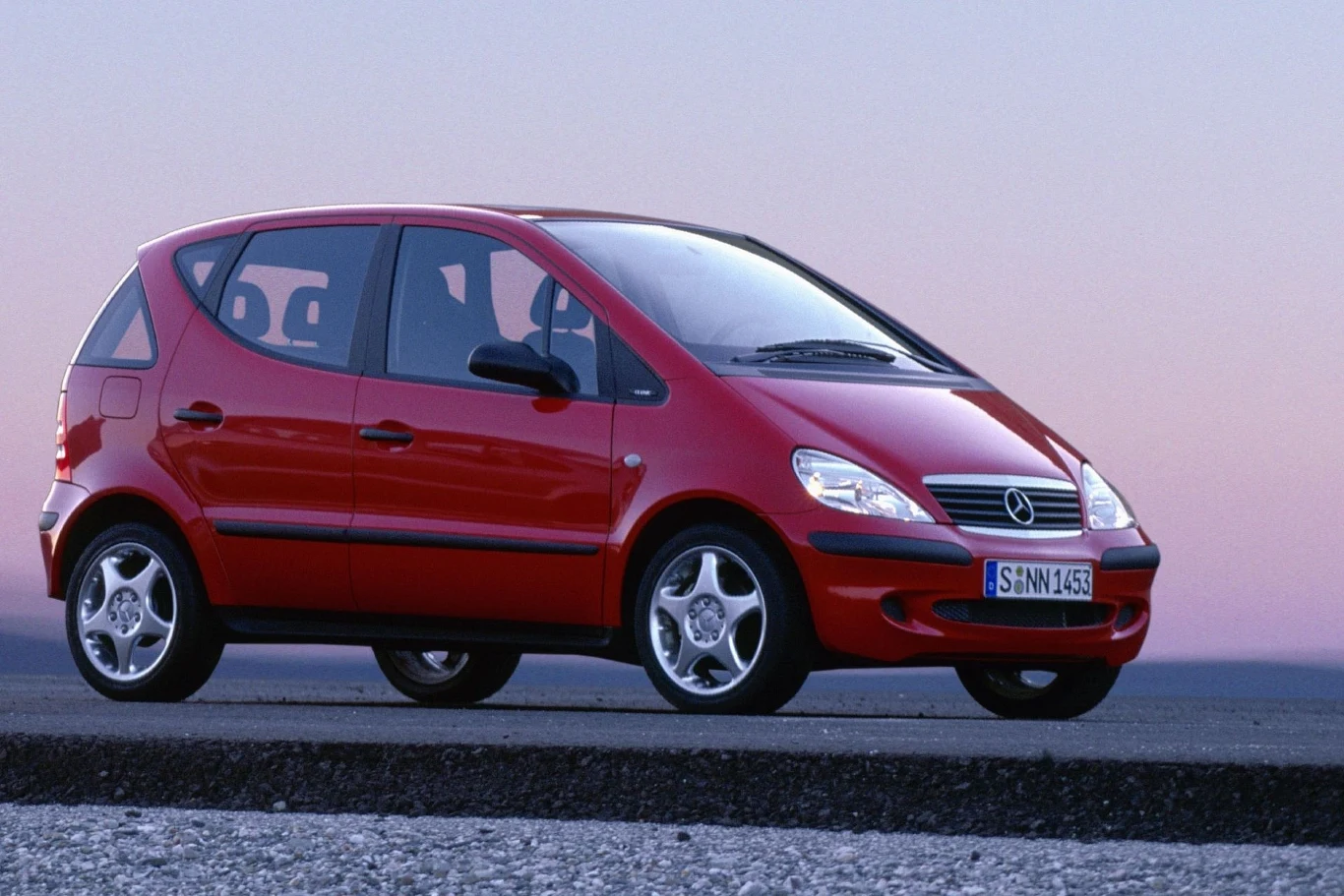 Mercedes klasy A pierwszej generacji dostępny jest w różnych wersjach napędowych - od benzynowych 1,4 i 1,6 do wysokoprężnego 1,7.