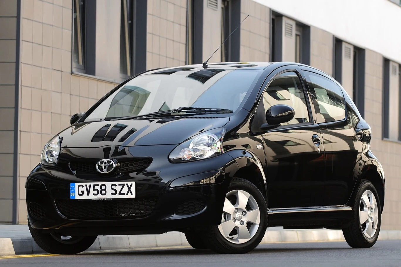 Toyota Aygo to samochód opracowany wspólnie z Citroenem i Peugeotem. W wersji z automatem auto napędzał litrowy silnik benzynowy o mocy 68 KM.