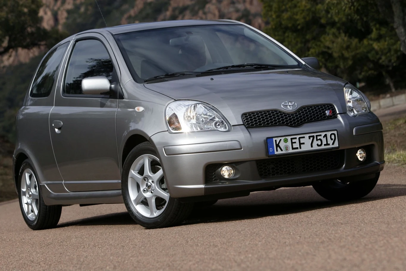 Toyota Yaris pierwszej generacji największe problemy ma z korozją. Oglądanie egzemplarza należy rozpocząć od oględzin karoserii. 