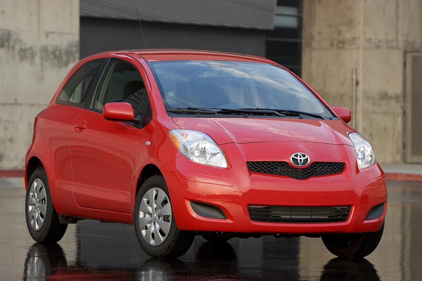 Toyota Yaris drugiej generacji może mieć problemy z korozją oraz z pracą bezstopniowej skrzyni CVT. 
