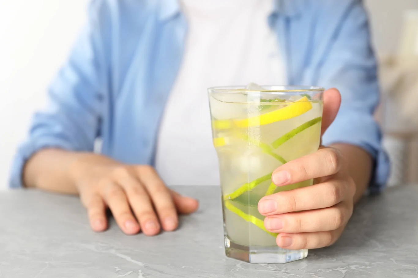 Sassy water jest prostym w przygotowaniu napojem, który ma szereg korzyści Sassy water jest prostym w przygotowaniu napojem, który ma szereg korzyści