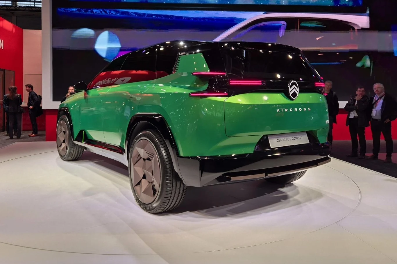 Citroen C5 Aircross Concept jest reprezentantem nowego języka stylistycznego francuskiej marki. 