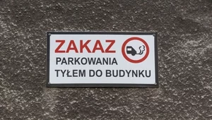 Czy można parkować tyłem do budynku? Ważny jeden przepis