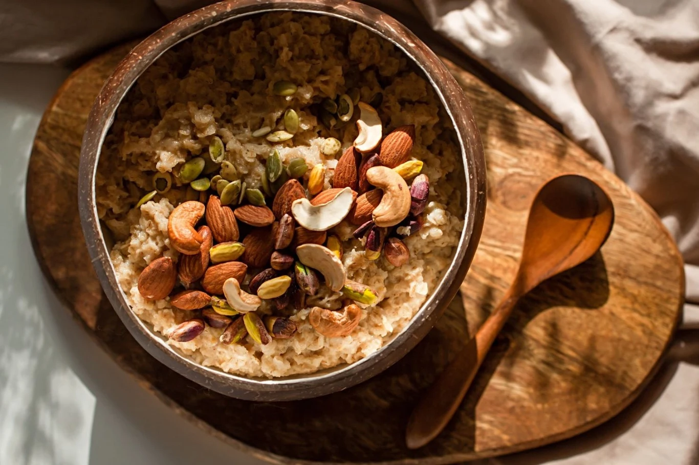 Syryjska owsianka z orzechami i masłem. Idealna na jesień Syryjska owsianka z orzechami i masłem. Idealna na jesień