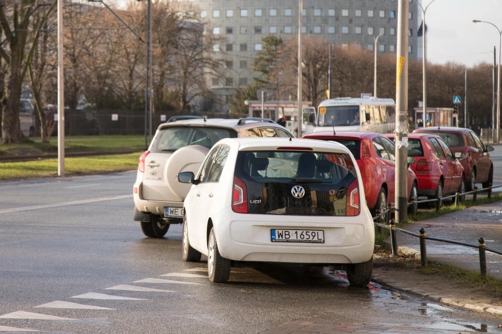 Jeśli zaparkujemy przy skrzyżowaniu lub przy przejściu na pieszych, powinniśmy spodziewać się nie tylko mandatu.