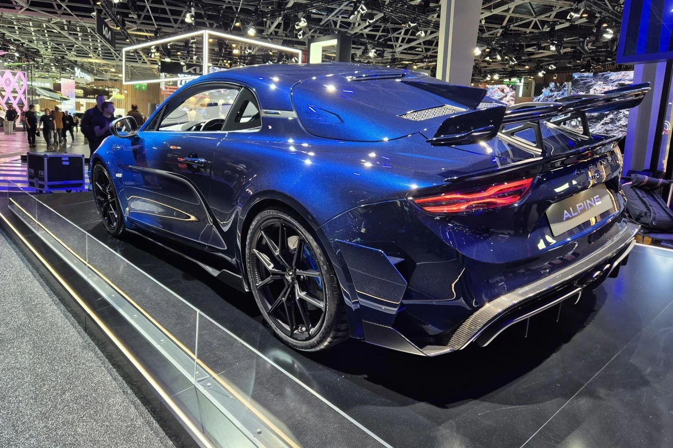 Alpine A110 R Ultime oferuje 345 KM i 420 Nm momentu obrotowego. Pozwala to wersji rozpędzić się do 100 km/h w 3,8 sekundy. Alpine A110 R Ultime oferuje 345 KM i 420 Nm momentu obrotowego. Pozwala to wersji rozpędzić się do 100 km/h w 3,8 sekundy.