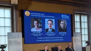 Nagrodę Nobla w dziedzinie ekonomii otrzymali: Daron Acemoglu z Massachussetts Institute of Technology, Simon Johnson z tej samej uczelni i James A. Robinson z Uniwersytetu Chicagowskiego  