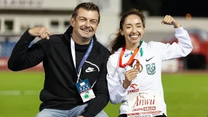 Sofia Ennaoui z trenerem Wojciechem Szymaniakiem