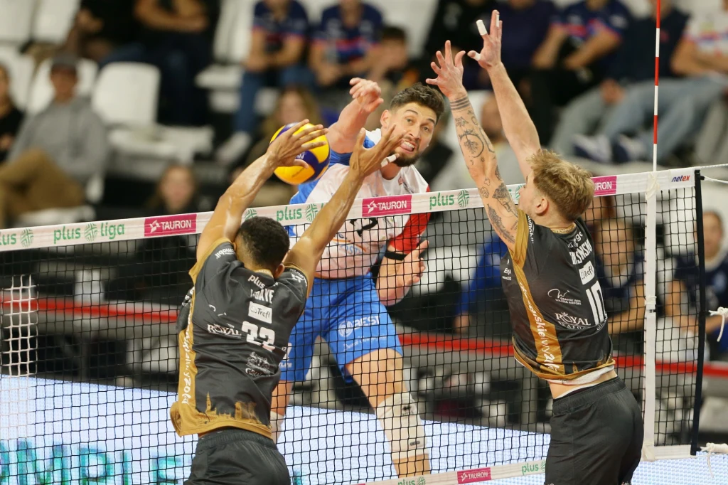 Brandon Koppers z MKS-u Będzin atakuje w meczu z Treflem Gdańsk Brandon Koppers z MKS-u Będzin atakuje w meczu z Treflem Gdańsk