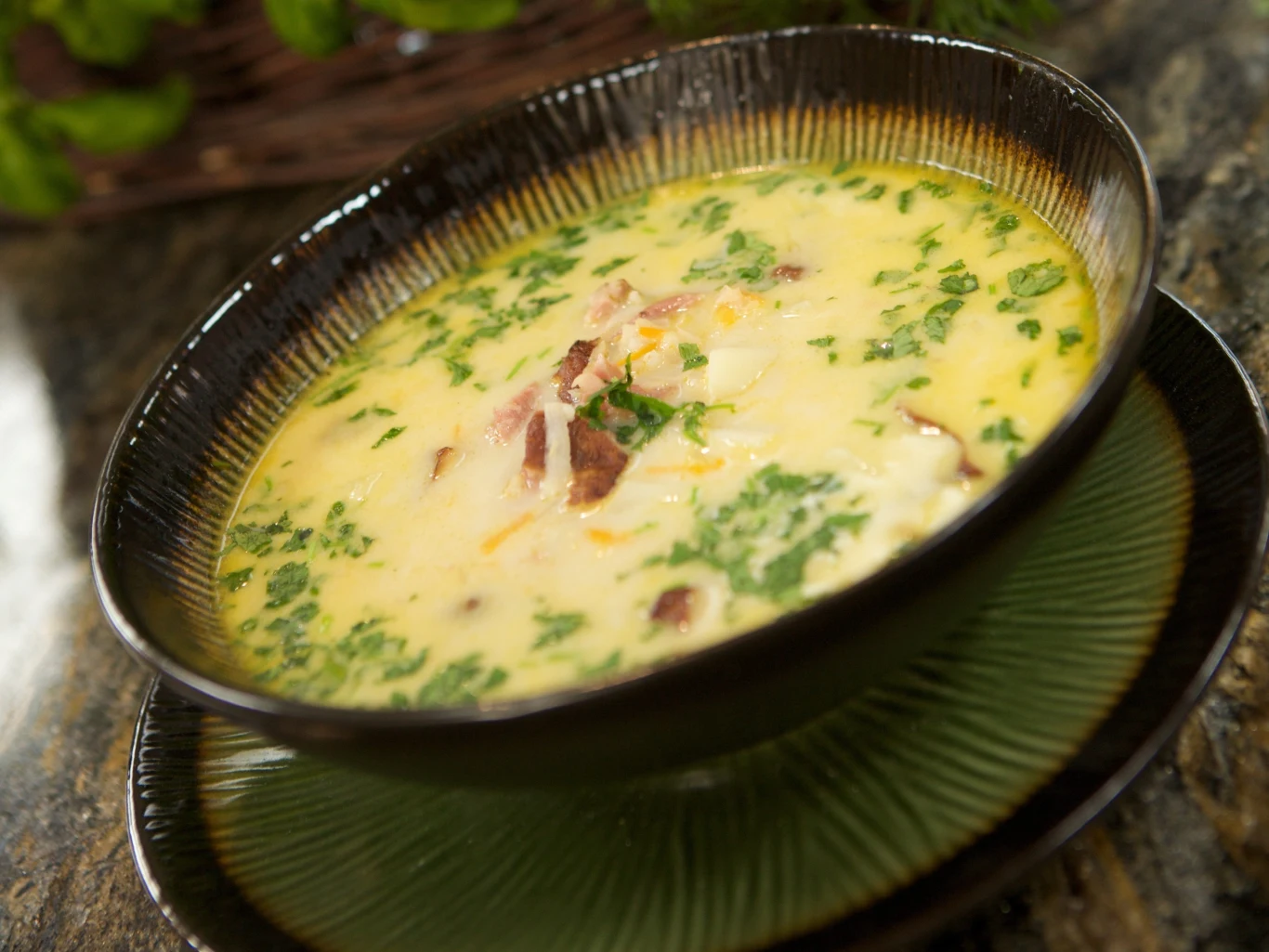 Teściowa zawsze dodaje do krupniku. Jest kremowy i obłędnie smaczny Krupnik z kiełbasą i kaszą jęczmienną, kremowa zupa posypana świeżą natką pietruszki w głębokim talerzu