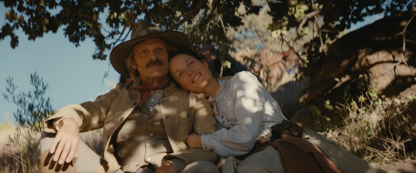 Vicky Krieps i Viggo Mortensen w filmie "The Dead Don't Hurt"