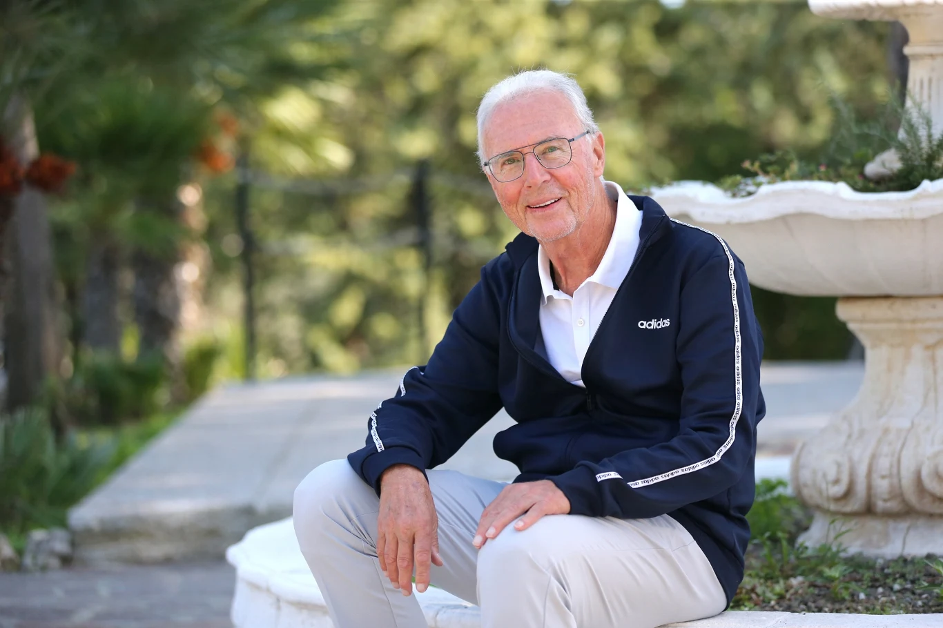 Franz Beckenbauer (1945-2024), zmarły 8 stycznia - niemiecki były piłkarz, trener oraz działacz sportowy. Mistrz świata, Europy i dwukrotny zdobywca nagrody Złotej Piłki Franz Beckenbauer (1945-2024), zmarły 8 stycznia - niemiecki były piłkarz, trener oraz działacz sportowy. Mistrz świata, Europy i dwukrotny zdobywca nagrody Złotej Piłki