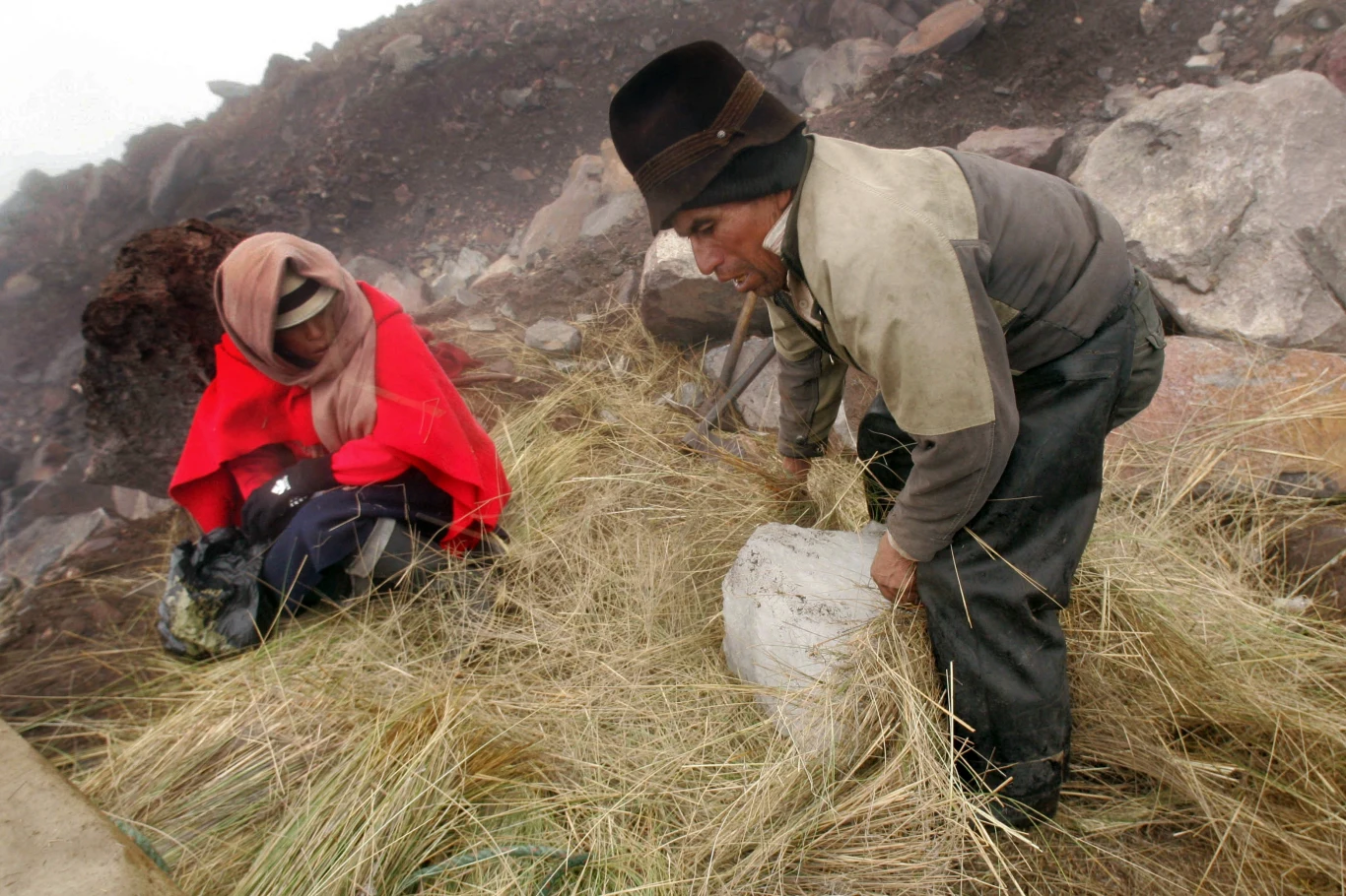 Ostatni zbieracz lodu Ekwadoru, Baltazar Ushca, spędził ponad pół wieku wspinając się na najwyższą górę kraju, aby wydobyć lód ze szczytu. Ostatni zbieracz lodu Ekwadoru, Baltazar Ushca, spędził ponad pół wieku wspinając się na najwyższą górę kraju, aby wydobyć lód ze szczytu.
