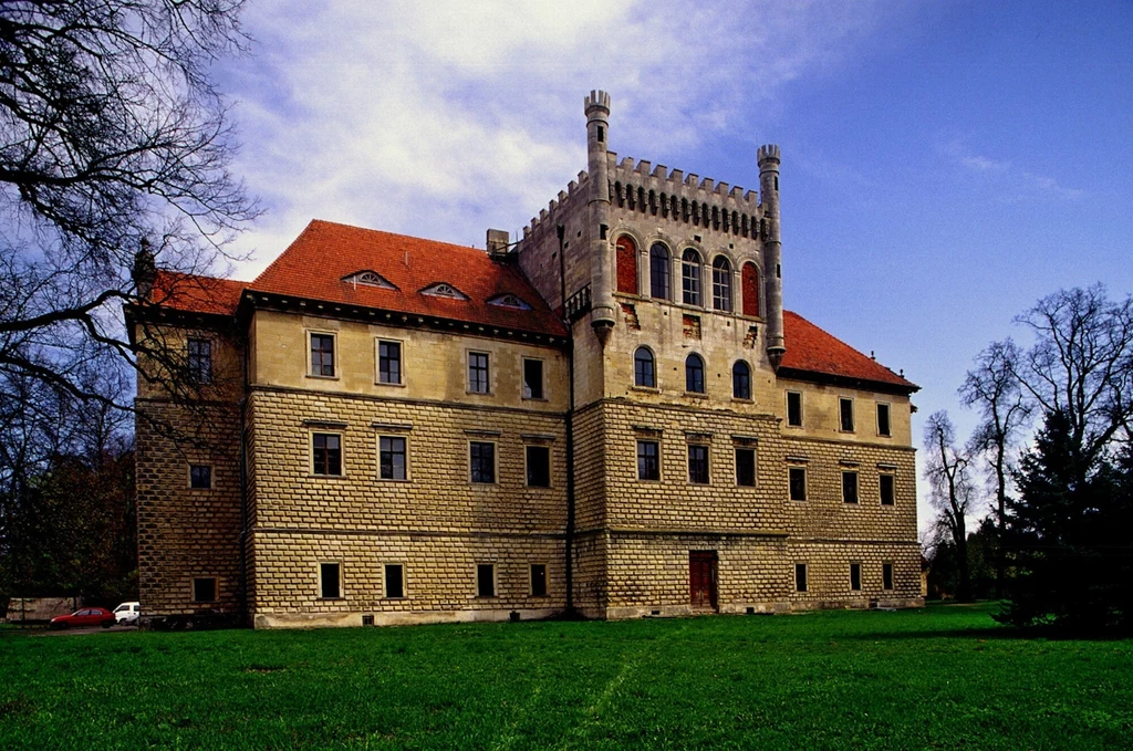 Co warto zobaczyć w Książu Wielkim? Czeka tam jeden z najpiękniejszych pałaców