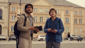 Jesse Eisenberg (z prawej) to reżyser i odtwórca jednej z dwóch głównych ról w "Prawdziwym bólu"