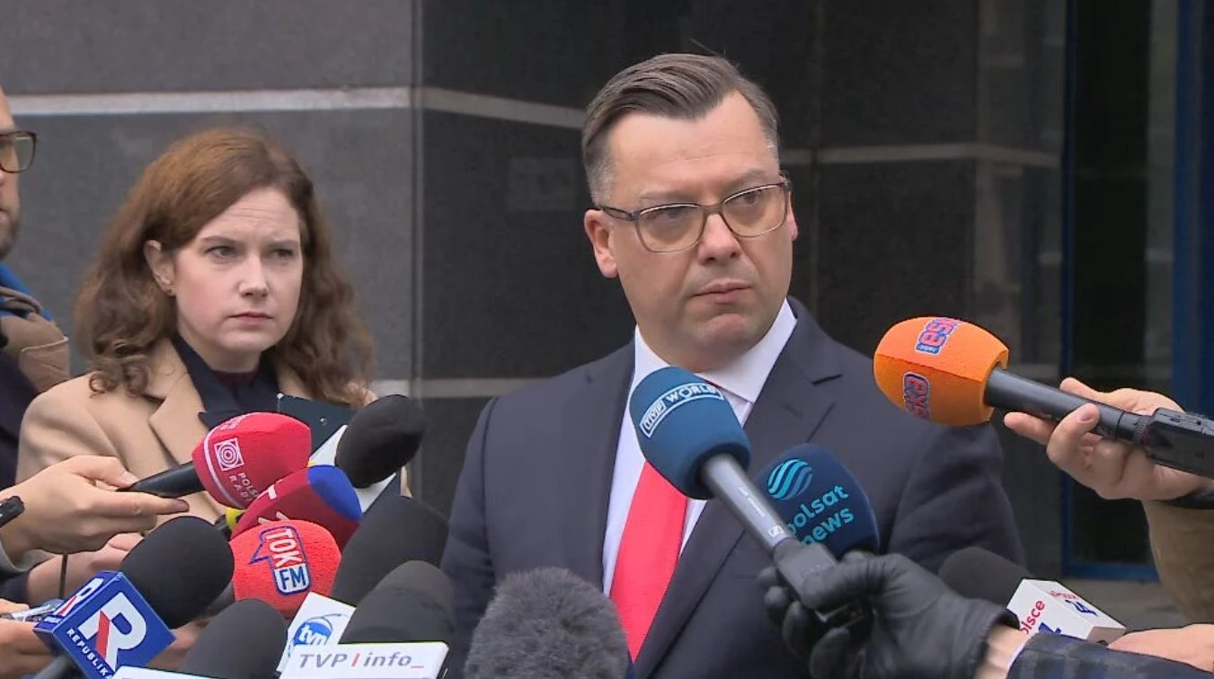 Prok. Przemysław Nowak podczas konferencji przed gmachem PK Prok. Przemysław Nowak podczas konferencji przed gmachem PK