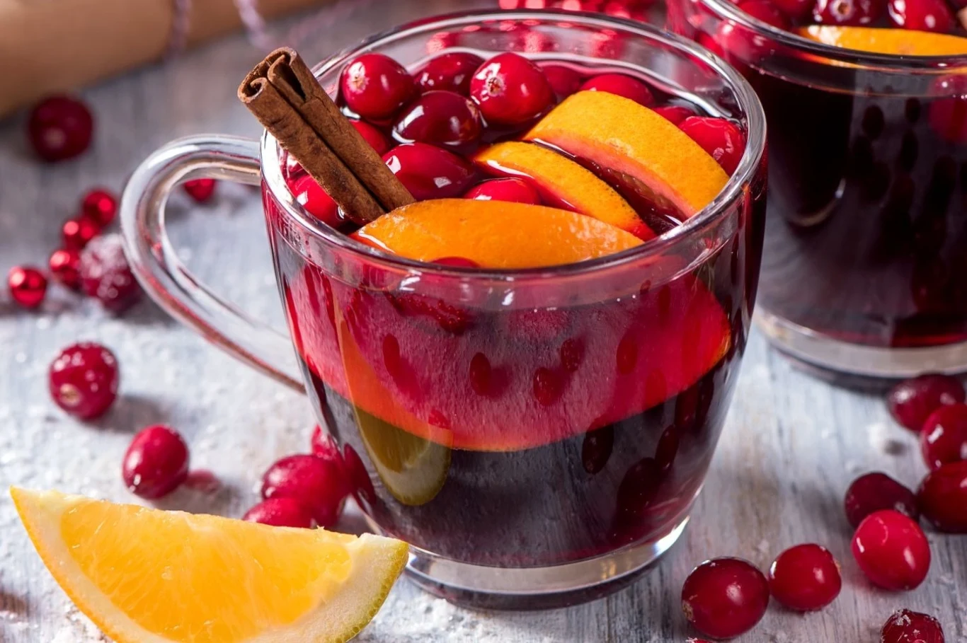 Napój z żurawiny, dzięki dodatkowi przypraw korzennych, szybko rozgrzeje od środka