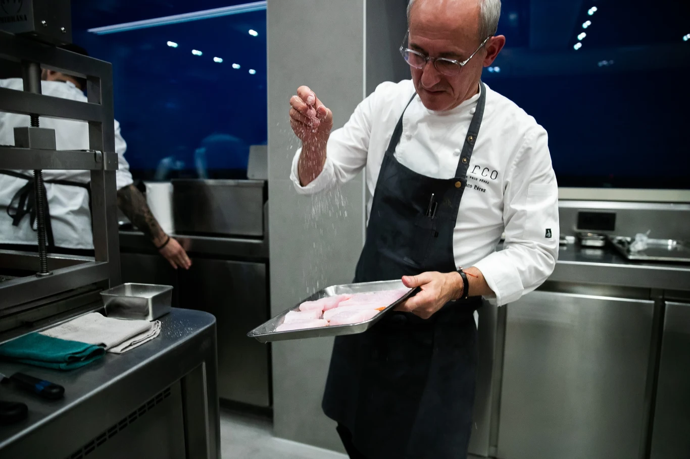 "Na świecie jest mnóstwo dobrych szefów kuchni, ale tych wybitych jest zaledwie garstka i Paco do nich należy" - mówi o swoim szefie Antonio "Na świecie jest mnóstwo dobrych szefów kuchni, ale tych wybitych jest zaledwie garstka i Paco do nich należy" - mówi o swoim szefie Antonio