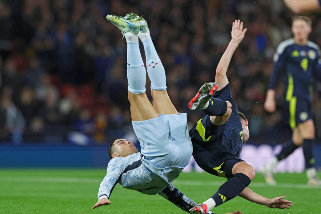 Cristiano Ronaldo (z lewej) nie miał łatwej przeprawy ze szkockimi defensorami Cristiano Ronaldo (z lewej) nie miał łatwej przeprawy ze szkockimi defensorami