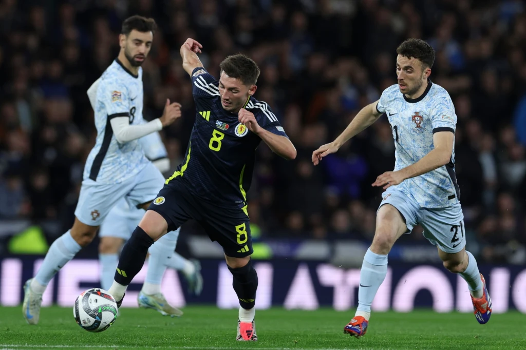 W akcji kapitan gospodarzy Billy Gilmour W akcji kapitan gospodarzy Billy Gilmour