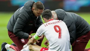 Robert Lewandowski badany przez lekarzy reprezentacji po faulu Dominika Livakovicia
